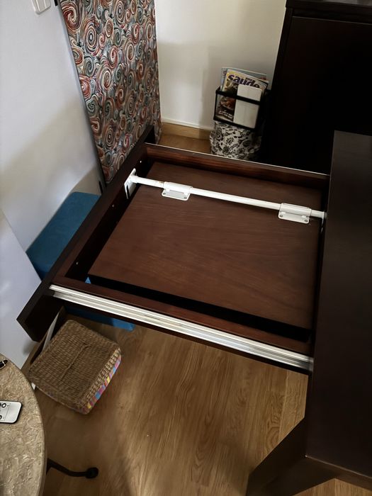 Mesa e aparador, cor wengue, excelente estado.