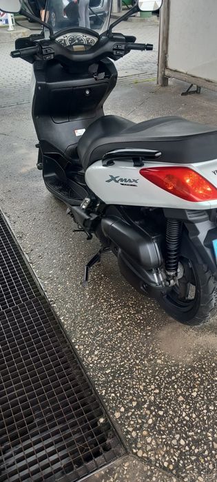 Yamaha xmax 125 pode guardar 2 capacetes