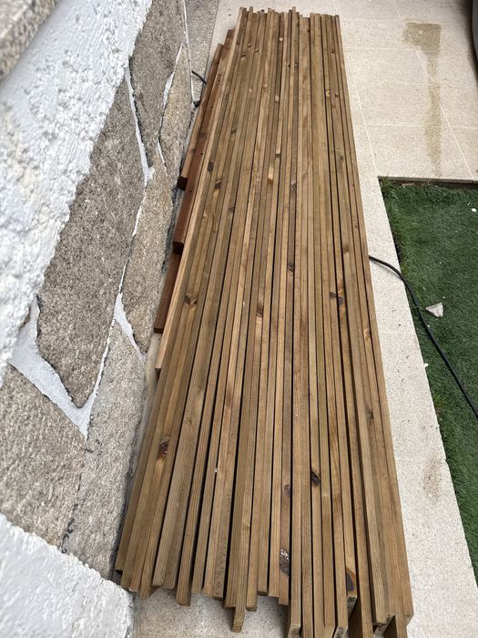 Tabuas pinho tratado autoclave castanho aplainado