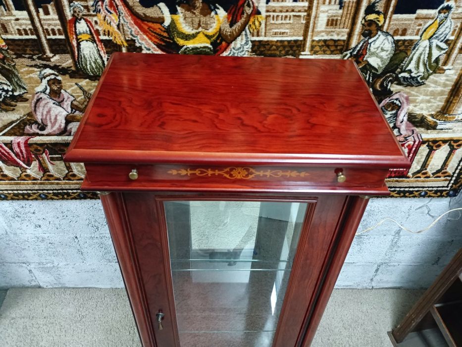 Móvel expositor espelhado/ Vitrine de época com duas prateleiras e ilu