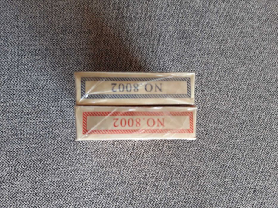 Conjunto de baralhos de cartas.
