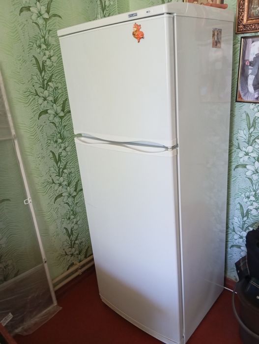 Продам холодильник Атлант в отличном состоянии. 6000 грн., и кресло с горшком новое за 4000 грн.