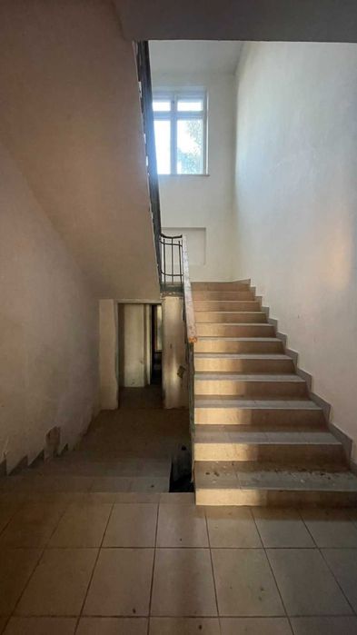 Офісне приміщення  площею 400 м² на  ділянці 30 соток в с. Плесецьке