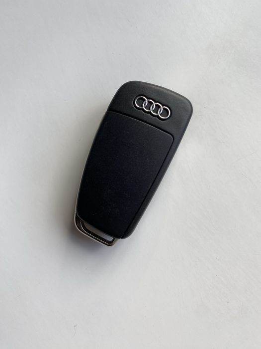 Выкидной ключ зажигания Audi с тремя кнопками.