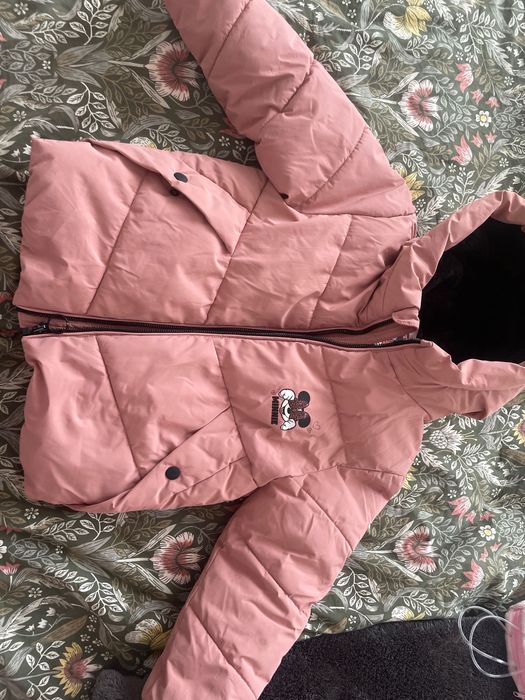 Куртка c&A на дівчинку 4-5 років, на холодну весну , зручна.