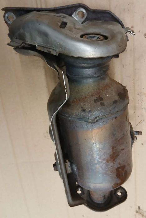 Toyota Aygo Yaris II 2  Citroen C1 Peugeot 107 1.0 kolektor wydechowy katalizator