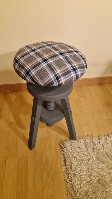 Banco giratório em madeira