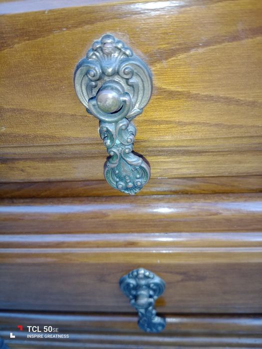 Mesinha de cabeceira muito antiga em bom estado.