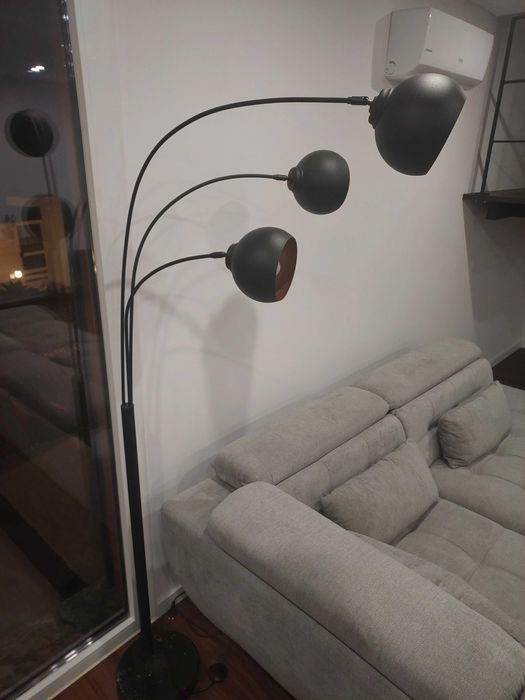 Candeeiro preto com base em pedra