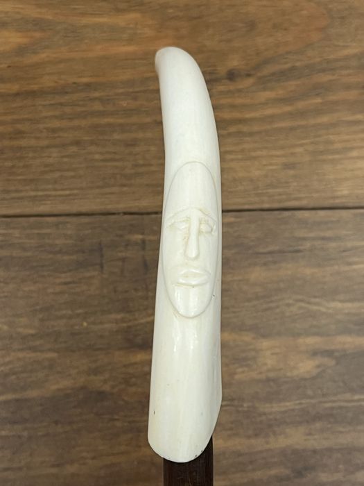 Bengalas pequenas africanas com 60 cm e pegas em osso.