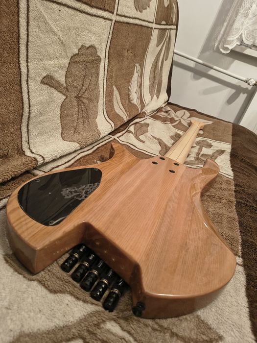Ciekawa gitara basowa headless multiskala 5 EMG 45DC