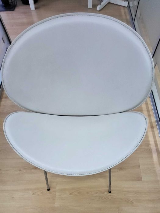 Mesa Decorativa e 2 cadeiras de espera