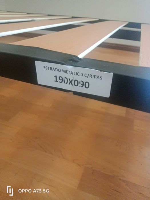 Vendo colchão com cama de solteiro