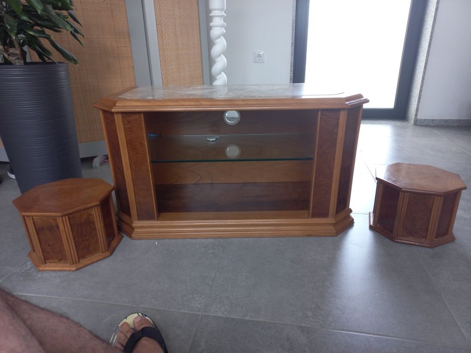 Mesa televisão com raiz de Mito