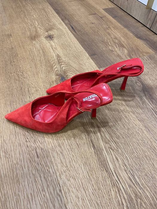 Червоні босоніжки