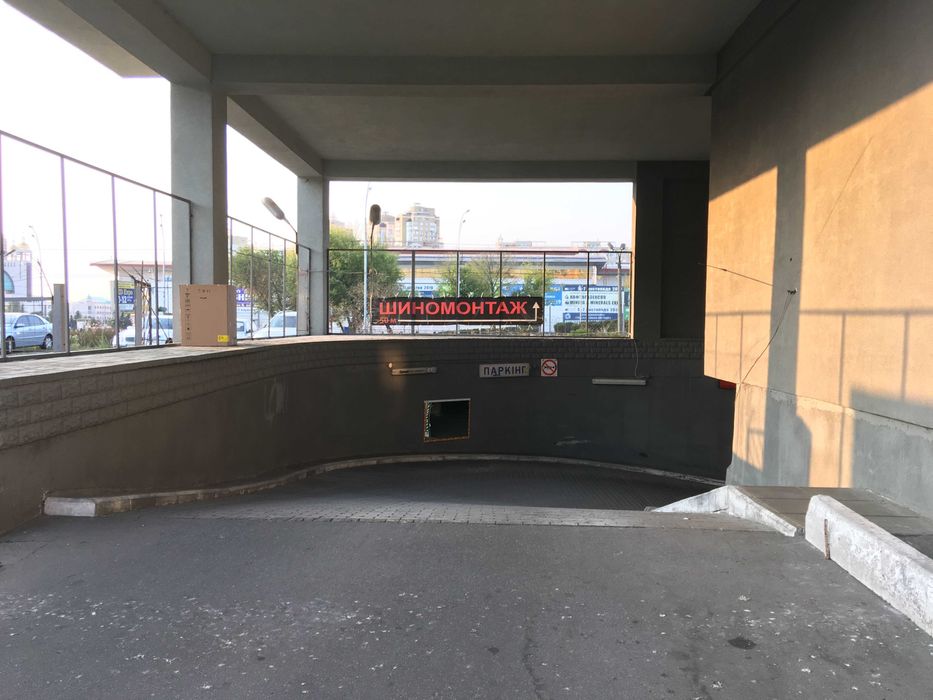 Продаж паркомісця Раїси Окіпної 4а