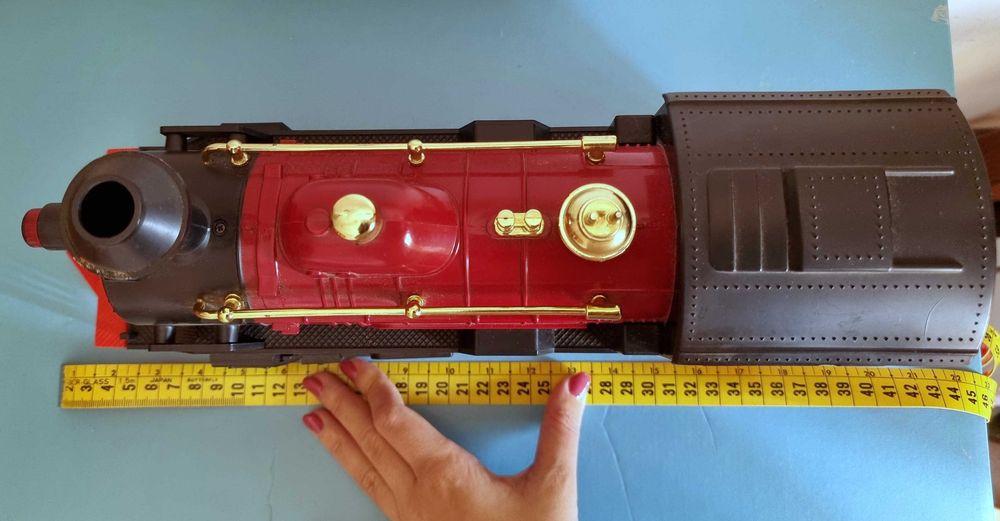 Comboio vermelho, preto e dourado