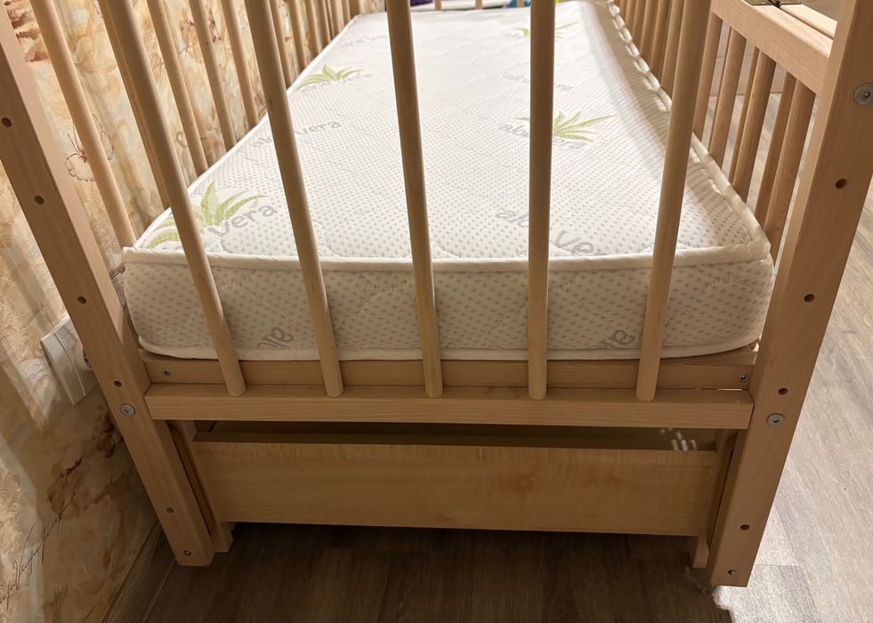 Дитяче ліжко з матрацем, захистом, пледом та пакетом нового одягу