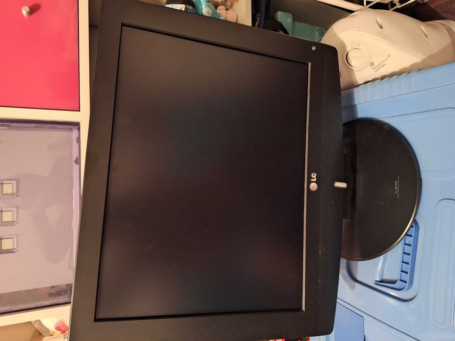 Televisão LG, cor preta.