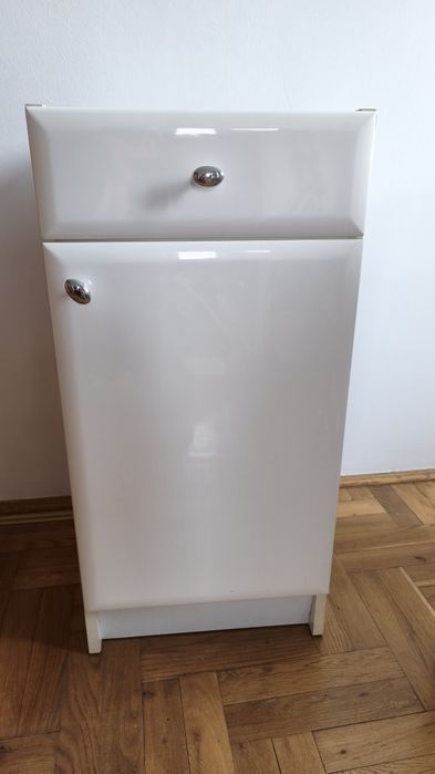 Zestaw szafek łazienkowych biały połysk – Komoda + Słupek 30 cm
Szafki łazienkowe / wąskie komody biały połysk (30x40x82 cm) – Okazja