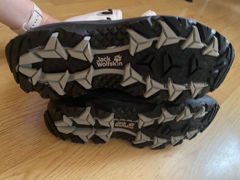 Продам зимові жіночі ботинк Jack Wolfskin