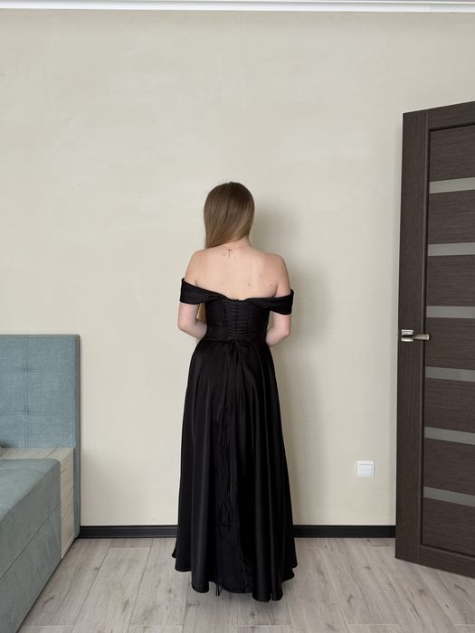 Розкішна вечірня сукня