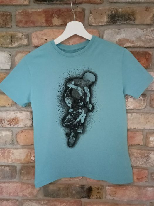 Koszulką w kolorze niebieskim, w rozmiarze 146 C&A