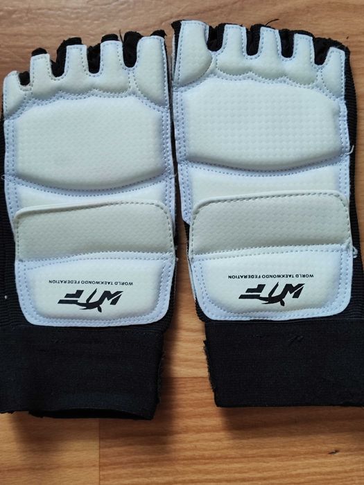 накладки на руки,кроссовки,футы на ноги, б/у в хорошем состоянии