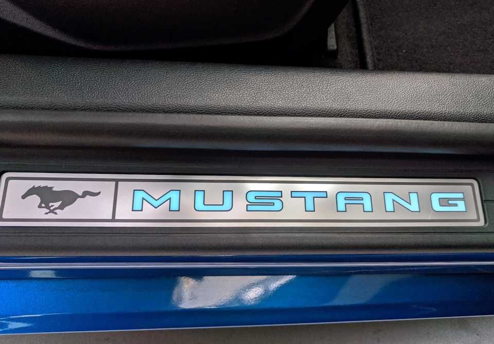 Оригинальные пороги с подсветкой, накладки Ford Mustang 2015-2023