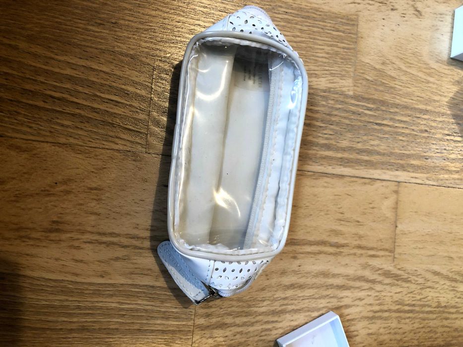 bolsinha branca e transparente