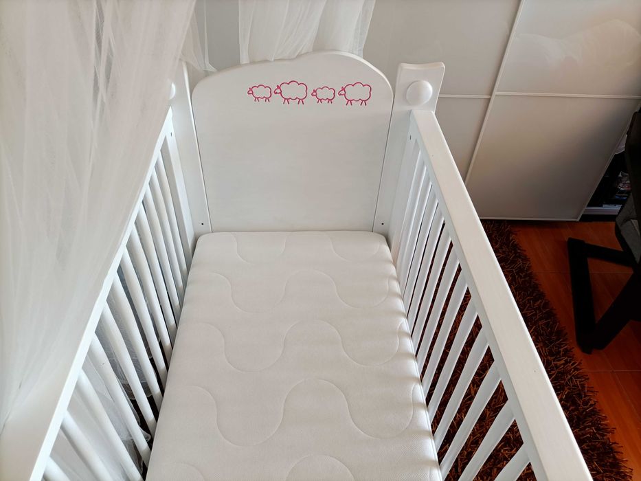 Berço de bebé em madeira maciça.