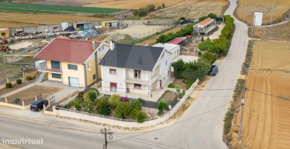 Moradia T5 com piscina e garagem em terreno de 2.000m2 na Bufarda