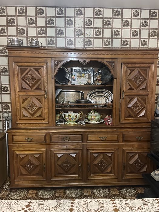 Movel vintage estilo coloquial usado como louceiro