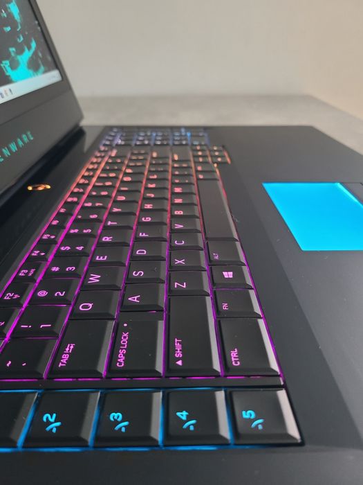 Alienware 17 R5 — GTX 1070 8GB VRAM / i7-8750H / 16 RAM / справжня олдскульна легенда