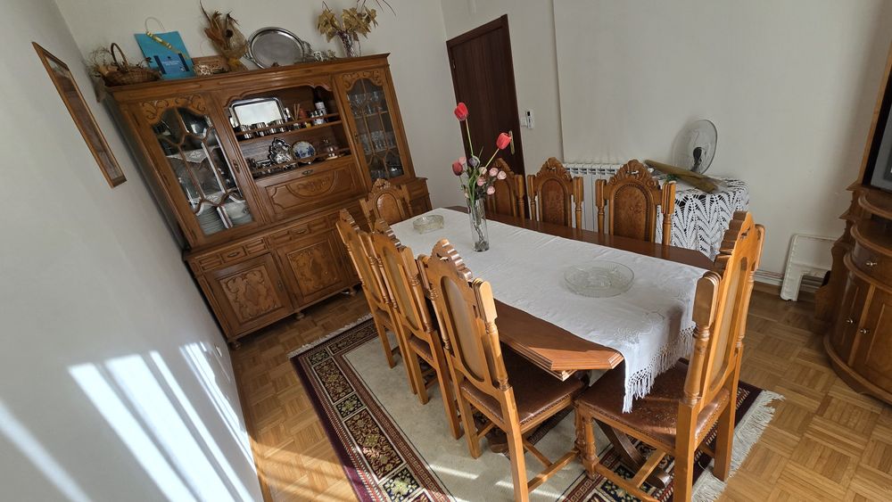 Cristaleira + mesa + 8 cadeiras