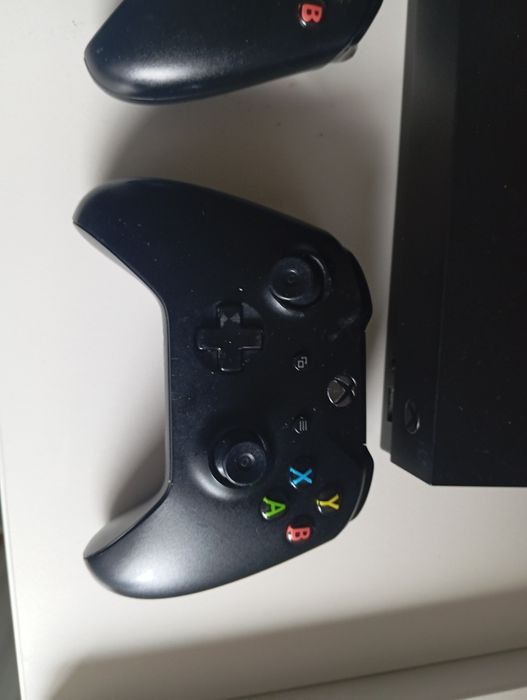 Sprzedam konsole Xbox one x