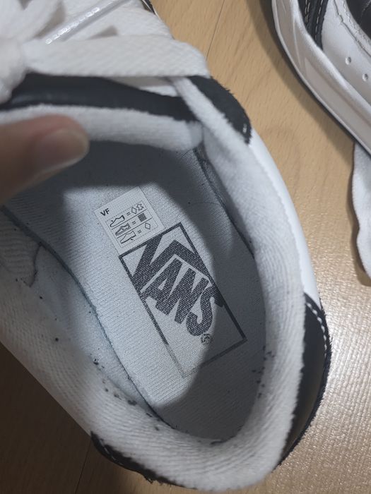 Vans pretas e brancas
