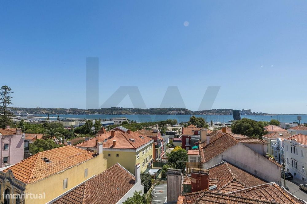 Apartamento T3 em Algés com Vista Rio e Muita Luz