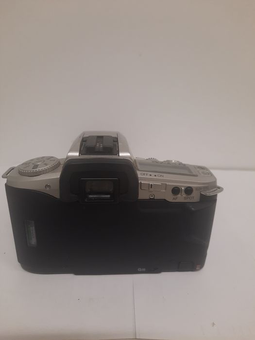 Плівковий дзеркальний фотоапарат Minolta Dynax 5 з об’єктивом Minolta AF Zoom 28–80 мм f/3.5–5.6 D.