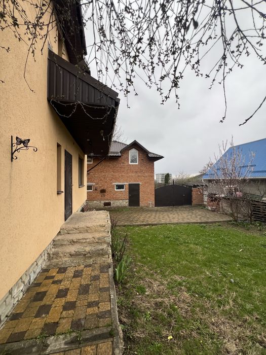 Продам сучасний будинок в районі Сільхоз Академії.