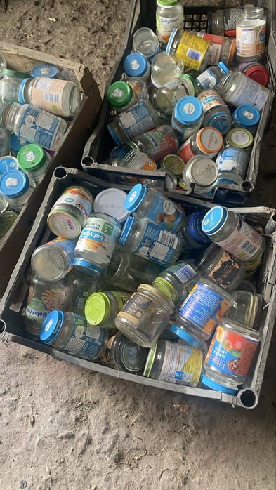 Скляні баночки з затрутками від дитячого харчування
