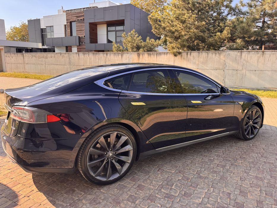 Tesla model s P85+. 2013
