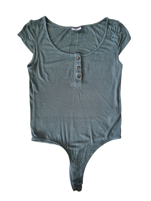 Elastyczne body noisy May 
Wiskoza 
Rozmiar M
Stan bardzo dobry 
Szerokość od pachy do pachy 43 cm Uciąga się do 62 cm