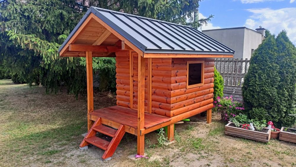 Domek drewniany dla dzieci. Plac zabaw