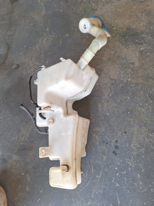 Zbiorniczek płynu spryskiwaczy VW Caddy 04-10r