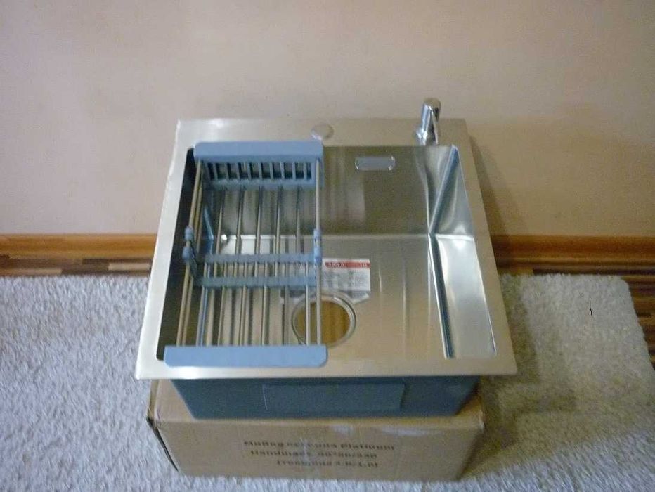 Врізна кухонна мийка зі змішувачем