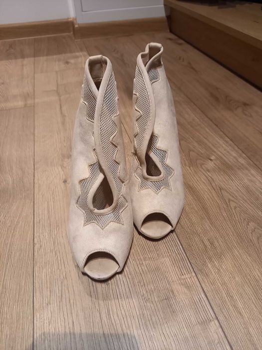 Sprzedam beżowe botki