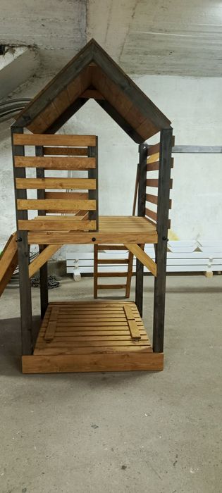 Plac zabaw dla dzieci zjeżdżalnia huśtawka ogród