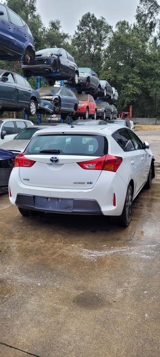 Toyota auris hybrid 2015