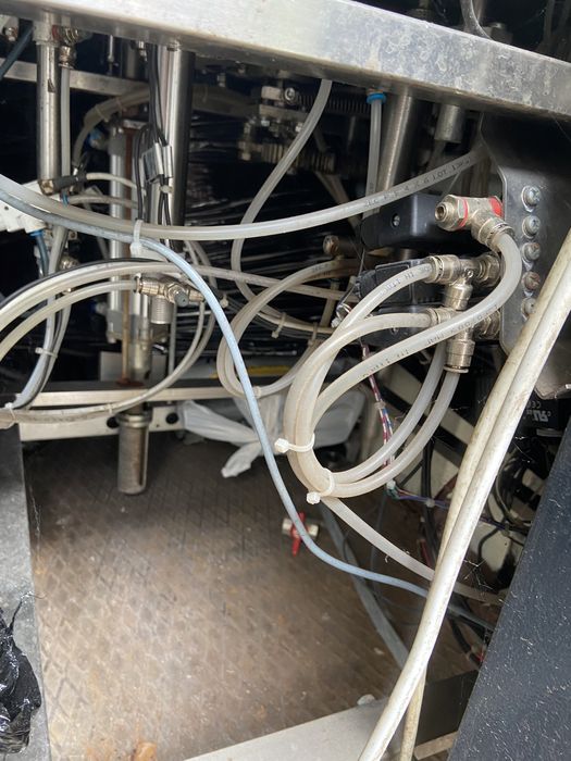 Машина для упаковки в пластиковий стаканчик рідких і в'язких продуктів